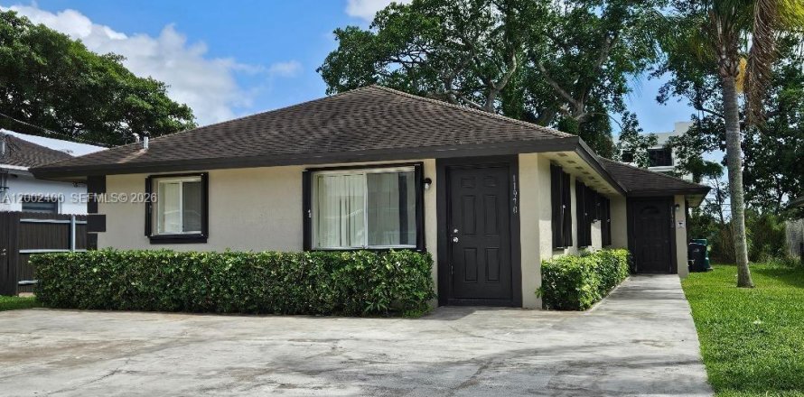 House in Miami, Florida 3 bedrooms № 2067838