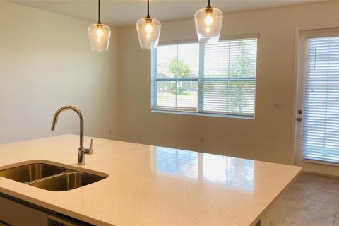 Townhouse in Davenport, Florida 3 bedrooms, 146.6 sq.m. № 2112146 - photo 7