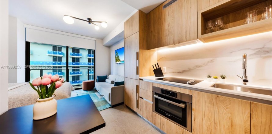 Estudio en el Condominio en Miami, Florida  № 2025281