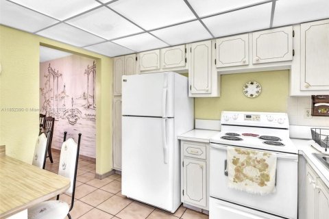 Condominio en alquiler en Hallandale Beach, Florida, 2 dormitorios, 92.9 m2 № 1859046 - foto 17