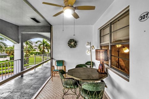 Condominio en alquiler en Hallandale Beach, Florida, 2 dormitorios, 92.9 m2 № 1859046 - foto 1