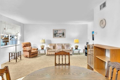 Condominio en alquiler en Hallandale Beach, Florida, 2 dormitorios, 92.9 m2 № 1859046 - foto 21