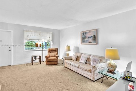 Condominio en alquiler en Hallandale Beach, Florida, 2 dormitorios, 92.9 m2 № 1859046 - foto 3