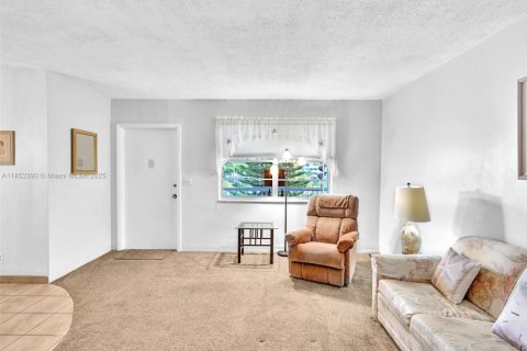Condominio en alquiler en Hallandale Beach, Florida, 2 dormitorios, 92.9 m2 № 1859046 - foto 2