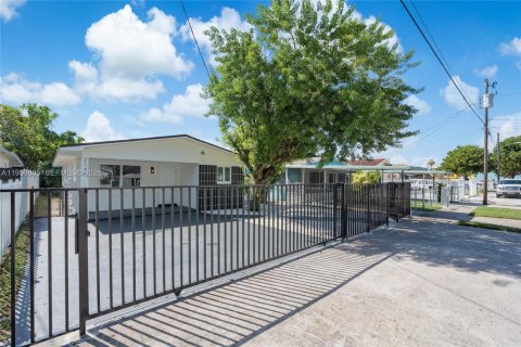 Casa en alquiler en Miami, Florida, 3 dormitorios, 99.87 m2 № 2007026 - foto 16