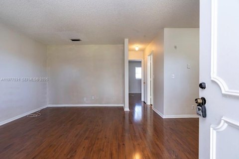 Снять в аренду кондоминиум в Окленд-Парк, Флорида 2 спальни, 56.58м2, № 2045067 - фото 2