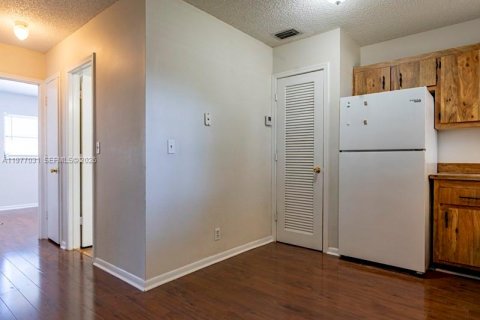 Снять в аренду кондоминиум в Окленд-Парк, Флорида 2 спальни, 56.58м2, № 2045067 - фото 10