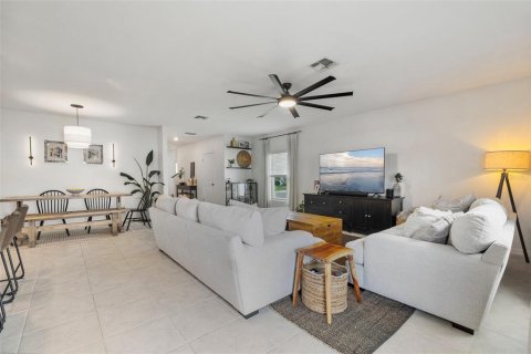House in Tampa, Florida 5 bedrooms, 210.33 sq.m. № 1907458 - photo 13
