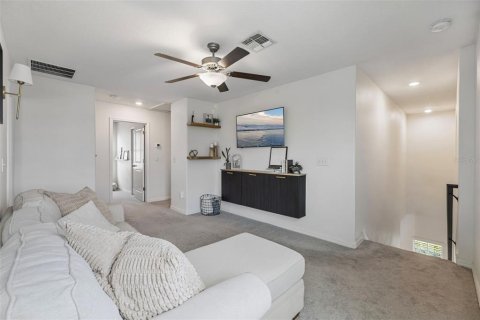 House in Tampa, Florida 5 bedrooms, 210.33 sq.m. № 1907458 - photo 23