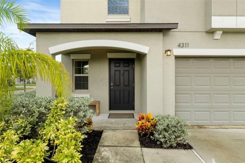 House in Tampa, Florida 5 bedrooms, 210.33 sq.m. № 1907458 - photo 4