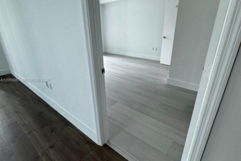 Copropriété à louer à Miami, Floride: 2 chambres, 111.2 m2 № 2265932 - photo 2