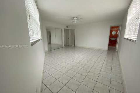 Condominio en alquiler en North Bay Village, Florida, 2 dormitorios, 139.35 m2 № 1983488 - foto 13