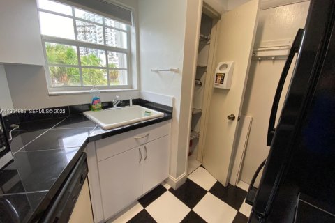 Condominio en alquiler en North Bay Village, Florida, 2 dormitorios, 139.35 m2 № 1983488 - foto 6