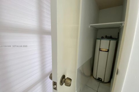 Condominio en alquiler en North Bay Village, Florida, 2 dormitorios, 139.35 m2 № 1983488 - foto 17