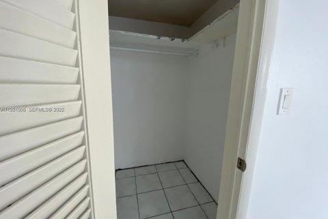 Condominio en alquiler en North Bay Village, Florida, 2 dormitorios, 139.35 m2 № 1983488 - foto 15