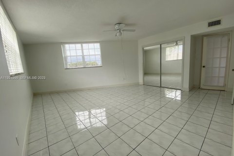 Condominio en alquiler en North Bay Village, Florida, 2 dormitorios, 139.35 m2 № 1983488 - foto 12