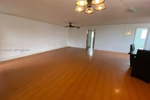 Condominio en alquiler en North Bay Village, Florida, 2 dormitorios, 139.35 m2 № 1983488 - foto 2