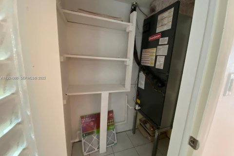 Condominio en alquiler en North Bay Village, Florida, 2 dormitorios, 139.35 m2 № 1983488 - foto 11