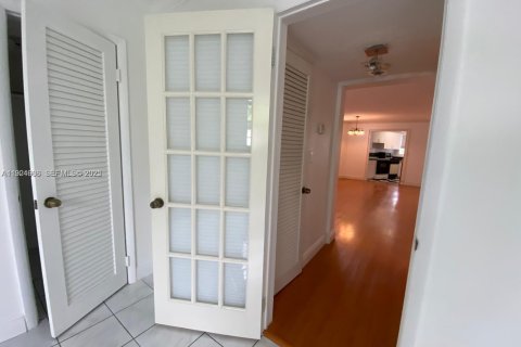 Condominio en alquiler en North Bay Village, Florida, 2 dormitorios, 139.35 m2 № 1983488 - foto 9