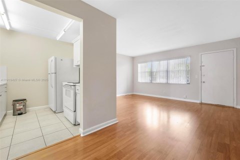 Copropriété à louer à Pembroke Pines, Floride: 1 chambre, 63.64 m2 № 1966592 - photo 3