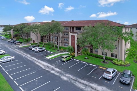 Copropriété à louer à Pembroke Pines, Floride: 1 chambre, 63.64 m2 № 1966592 - photo 1