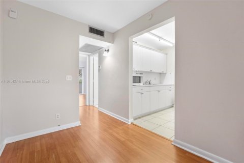 Copropriété à louer à Pembroke Pines, Floride: 1 chambre, 63.64 m2 № 1966592 - photo 2