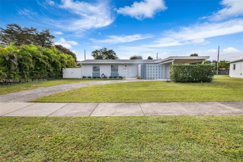 Дом в Майами, Флорида 4 спальни, 150.5м2 № 1996287