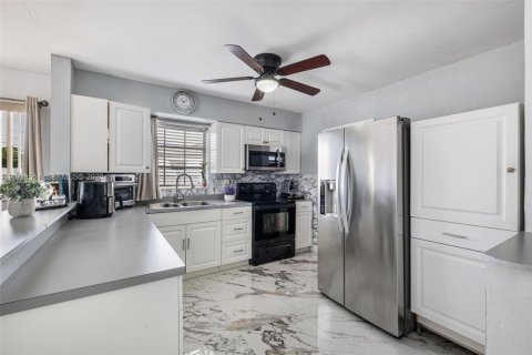 Купить виллу или дом в Майами, Флорида 4 спальни, 150.5м2, № 1996287 - фото 12