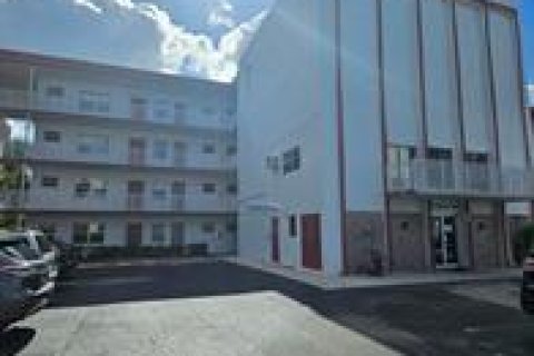 Condo in Lauderdale Lakes, Florida, 2 bedrooms  № 2181730