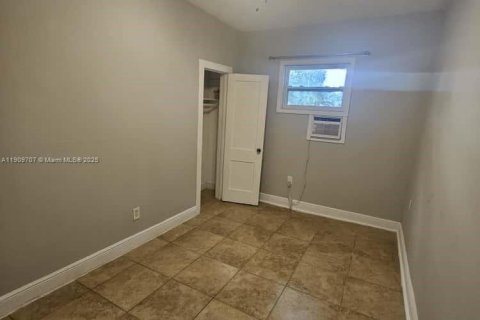 Снять в аренду коммерческую недвижимость в Холливуд, Флорида 1 спальня, 124.21м2, № 1966693 - фото 7