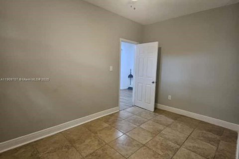 Снять в аренду коммерческую недвижимость в Холливуд, Флорида 1 спальня, 124.21м2, № 1966693 - фото 9