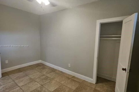 Снять в аренду коммерческую недвижимость в Холливуд, Флорида 1 спальня, 124.21м2, № 1966693 - фото 11