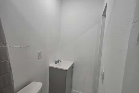 Снять в аренду коммерческую недвижимость в Холливуд, Флорида 1 спальня, 124.21м2, № 1966693 - фото 12