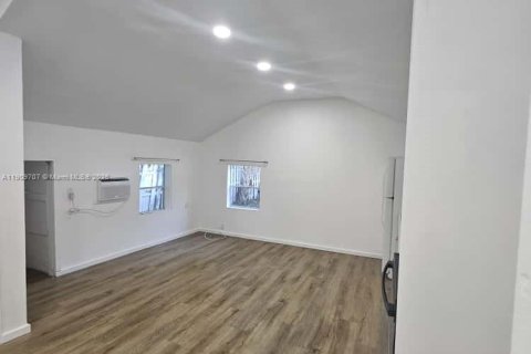 Снять в аренду коммерческую недвижимость в Холливуд, Флорида 1 спальня, 124.21м2, № 1966693 - фото 3