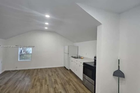 Снять в аренду коммерческую недвижимость в Холливуд, Флорида 1 спальня, 124.21м2, № 1966693 - фото 2