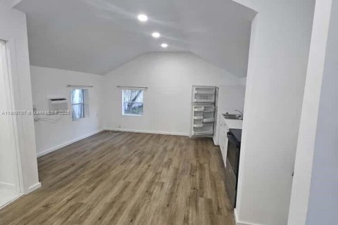 Снять в аренду коммерческую недвижимость в Холливуд, Флорида 1 спальня, 124.21м2, № 1966693 - фото 6