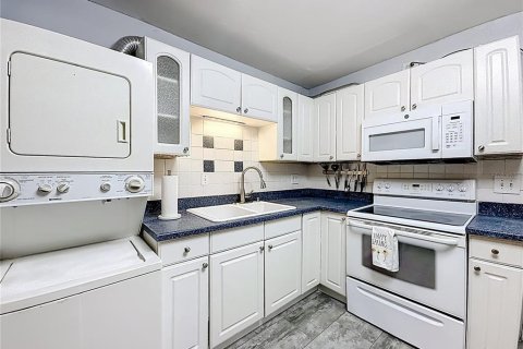Copropriété à louer à Saint Petersburg, Floride: 2 chambres, 69.68 m2 № 2376702 - photo 12