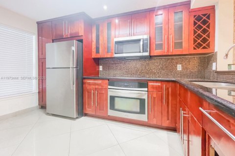 Купить таунхаус в Дания-Бич, Флорида 2 спальни, 103.12м2, № 2038377 - фото 6