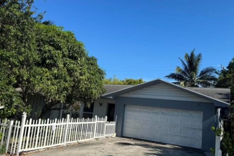 Casa en alquiler en West Palm Beach, Florida, 4 dormitorios, 177.91 m2 № 1223547 - foto 1