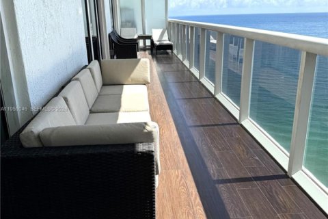 Condo in Hallandale Beach, Florida, 2 bedrooms  № 2040654 - photo 2