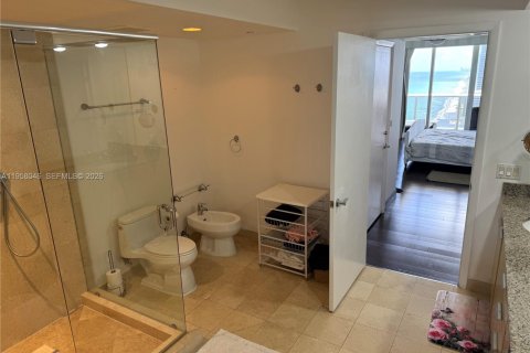 Condo in Hallandale Beach, Florida, 2 bedrooms  № 2040654 - photo 12