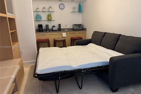 Condo in Hallandale Beach, Florida, 2 bedrooms  № 2040654 - photo 16