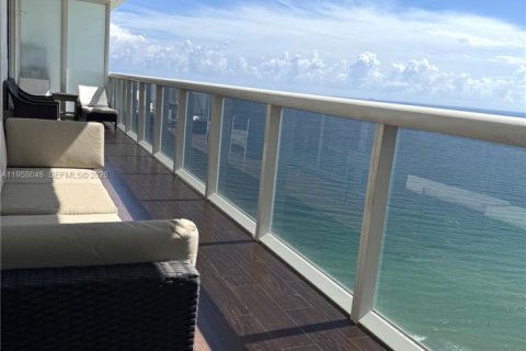 Condo in Hallandale Beach, Florida, 2 bedrooms  № 2040654 - photo 3