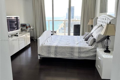 Condo in Hallandale Beach, Florida, 2 bedrooms  № 2040654 - photo 11