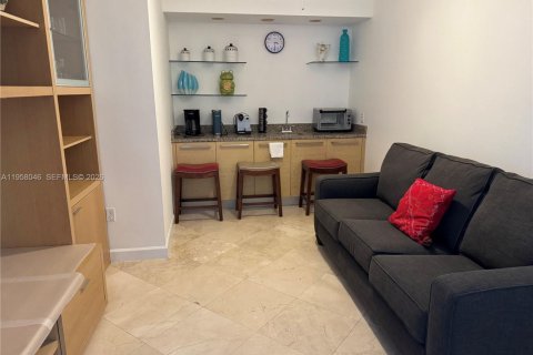 Condo in Hallandale Beach, Florida, 2 bedrooms  № 2040654 - photo 15