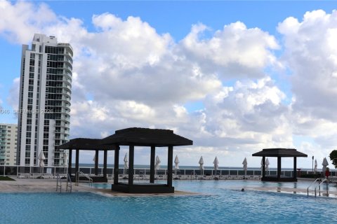Condo in Hallandale Beach, Florida, 2 bedrooms  № 2040654 - photo 22