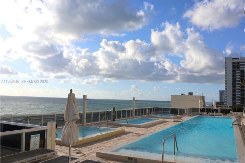 Condo in Hallandale Beach, Florida, 2 bedrooms  № 2040654 - photo 23