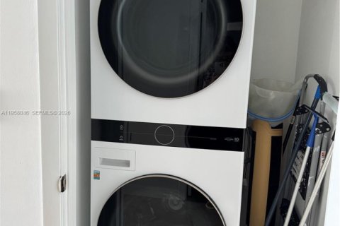 Condo in Hallandale Beach, Florida, 2 bedrooms  № 2040654 - photo 19