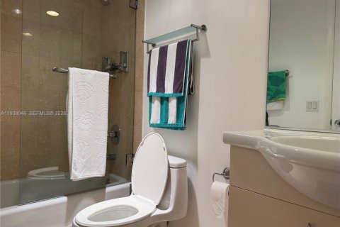 Condo in Hallandale Beach, Florida, 2 bedrooms  № 2040654 - photo 14