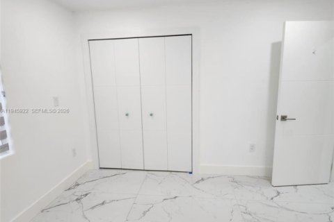 House in Miami, Florida 3 bedrooms, 159.88 sq.m. № 2003582 - photo 11
